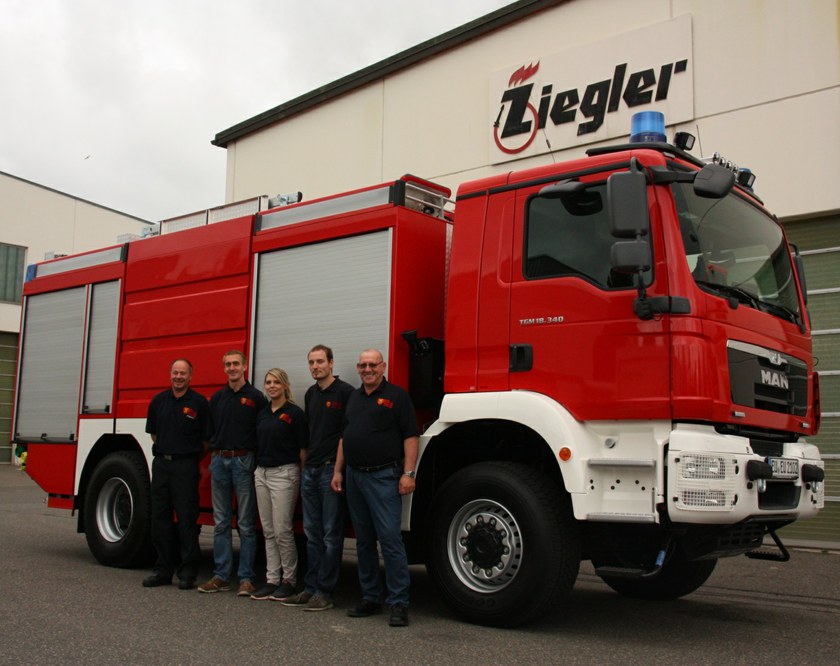 https://www.ziegler.de/mediadatabase/news/2016/newsinfos2016/news_fahrzeuguebergaben_201607/news_fahrzeuguebergaben_tlf4000_euskirchen_20160705/news-tlf4000-euskirchen-20160705-team.jpg